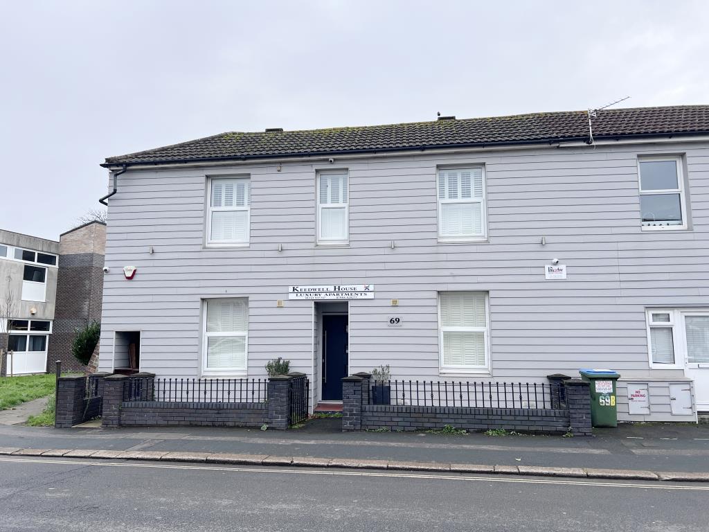 Lot: 23 - SIX-BEDROOM GUEST HOUSE - Keedwell house front on London Road